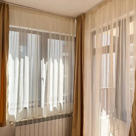 Spacious Two Bedroom In Flora Tulip 12 Apartment