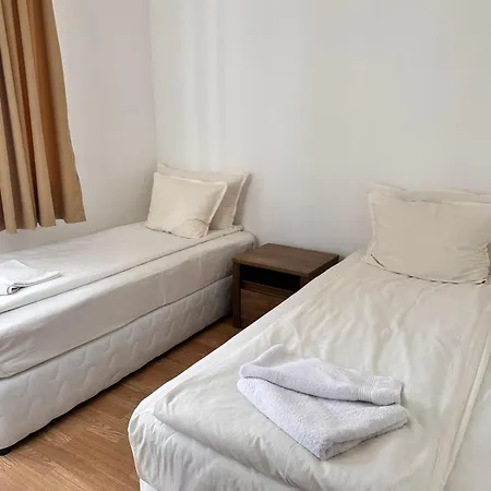 Spacious Two Bedroom In Flora Tulip 12 Apartment